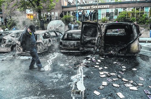 瑞典首都骚乱蔓延 暴民连续5晚烧车袭警