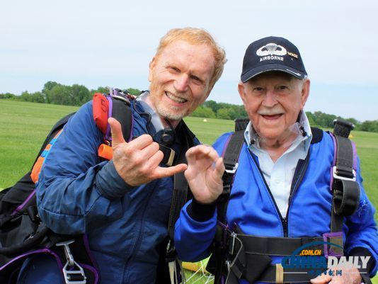 美87岁二战老兵跳伞助曾孙治疗 欲超越前总统老布什