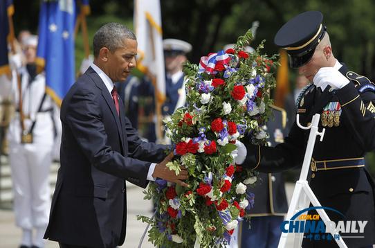 美国阵亡将士纪念日：奥巴马前往公墓献花圈
