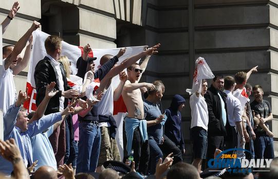 伦敦爆发反右翼示威 反对排斥穆斯林和外国移民