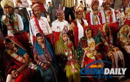 印度中央邦集体婚礼新规独具匠心 新郎先盖厕所再结婚