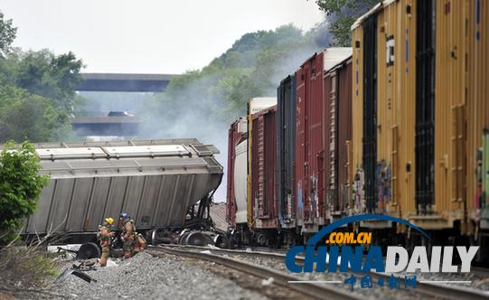 美国火车与卡车相撞致脱轨 载有化学品起火冒黑烟