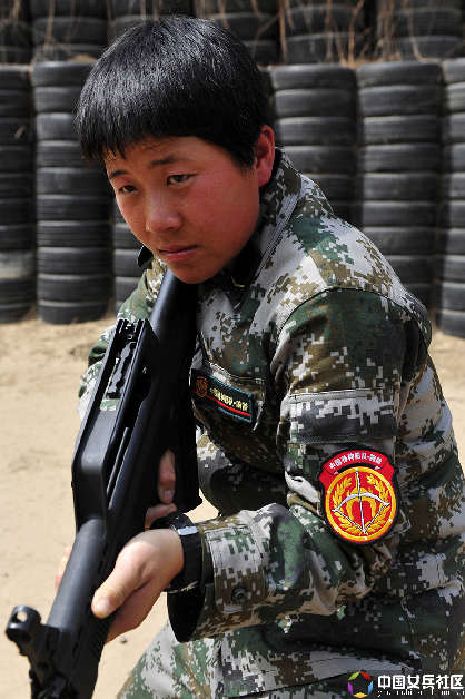 战场上没女人:女特种兵像男兵一样严酷训练