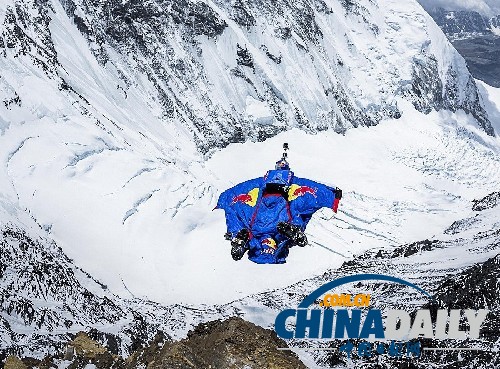 俄罗斯勇士海拔7220米定点跳伞征服珠峰破纪录