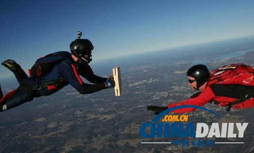 美国海军跳伞教练高空击碎12块木板破纪录