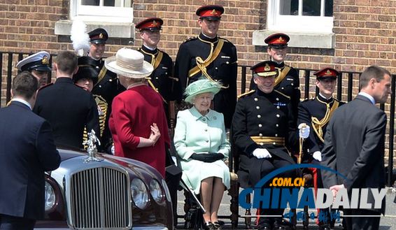 英女王慰问伦敦遭袭士兵所在军营 检阅皇家炮兵部队