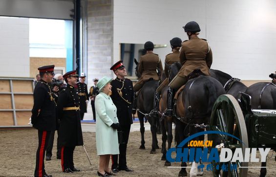 英女王慰问伦敦遭袭士兵所在军营 检阅皇家炮兵部队