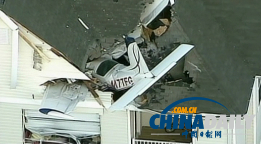 美国小型飞机坠入民宅起居室 机上两人仅受轻伤
