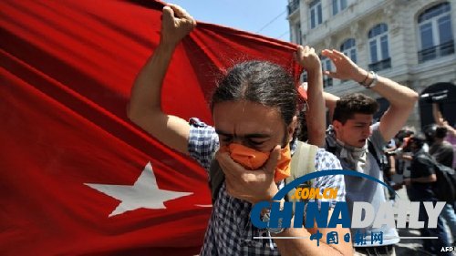土耳其抗议示威引发大规模冲突 至少12人受伤