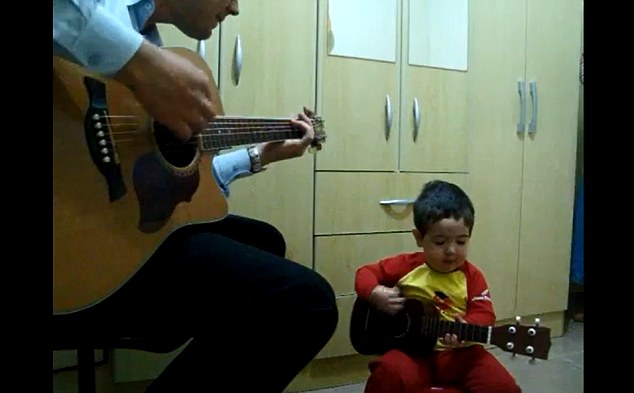 巴西1岁宝宝与父亲合唱视频蹿红
