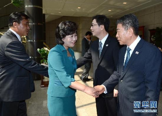 韩朝代表在三八线握手 同意下周举行部长级会议