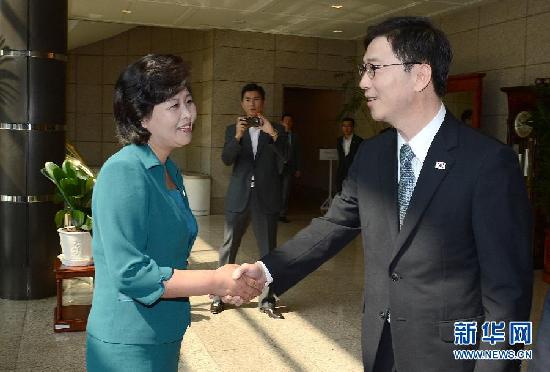韩朝代表在三八线握手 同意下周举行部长级会议