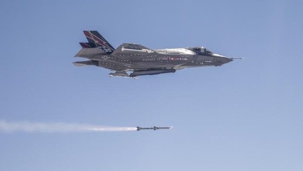 美国F-35战斗机完成首次空中导弹发射测试