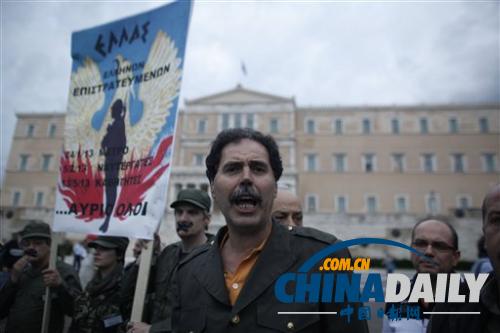 为应对债务危机希腊宣布关闭国家广播电视公司 引数千人抗议