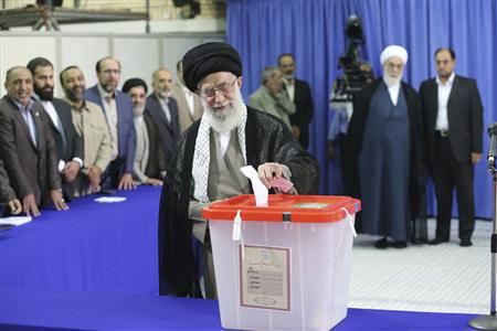 伊朗总统大选选民热情高涨 鲁哈尼得票率暂居首