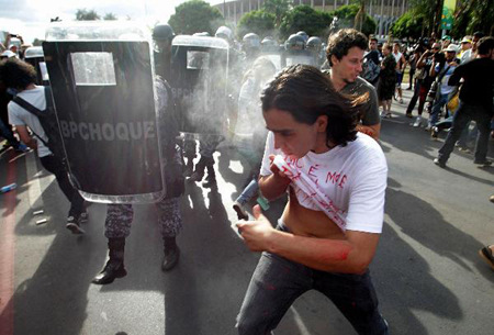 巴西数千人抗议世界杯花费过多 警方用催泪瓦斯