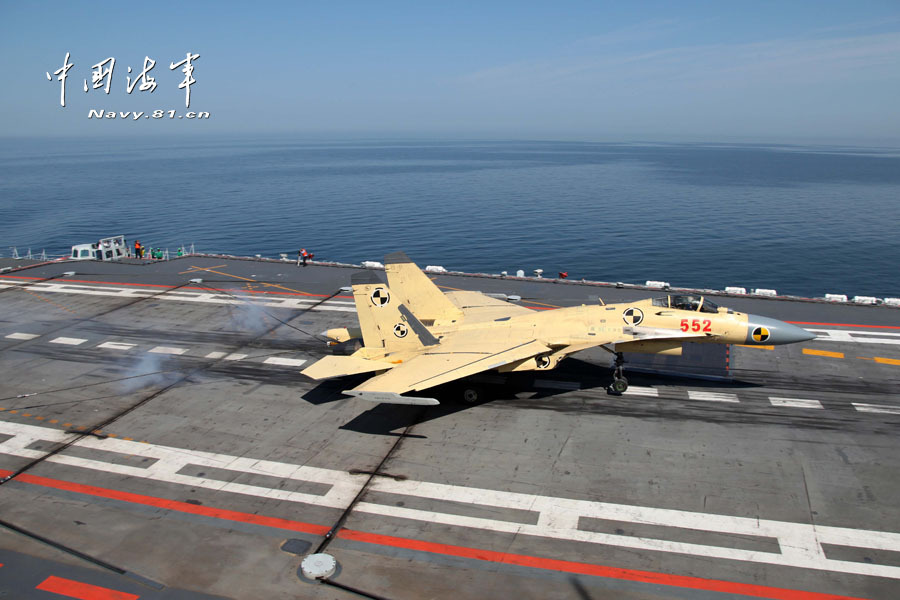 中国航母辽宁舰训练顺利 多架歼-15完成起降