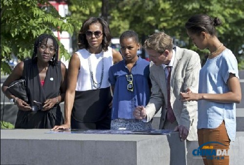 米歇尔携爱女参观柏林大屠杀纪念馆 奥巴马妹妹同行