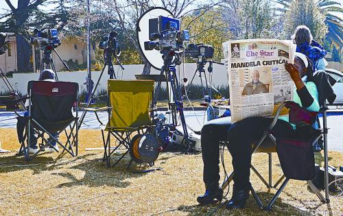 曼德拉生死牵动世界 媒体：他永远是南非的父亲