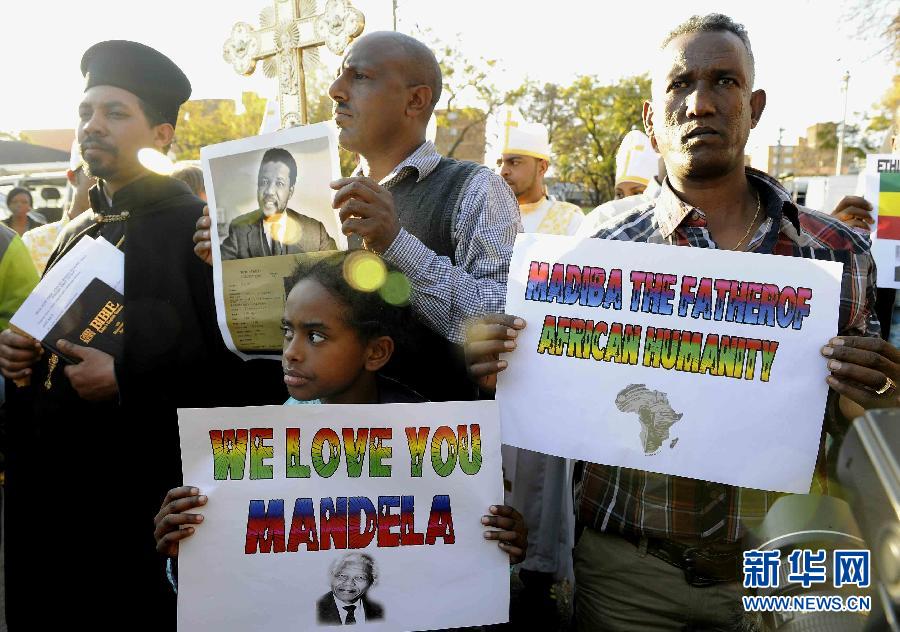 曼德拉病情危急状态 南非民众为曼德拉祈祷