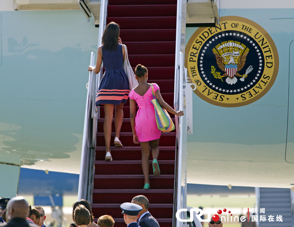 奥巴马女儿背“彩虹包”成话题 被指支持同性婚姻(高清组图)