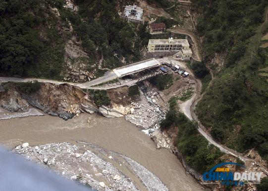 死神来了？两名印度洪水幸存者死于尼泊尔山崩