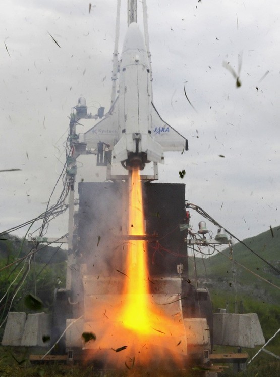 日大学进行小型火箭发射试验 偏离预定轨道