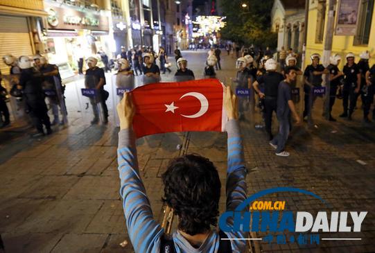 土耳其安全部队向示威者开枪 致一死多伤