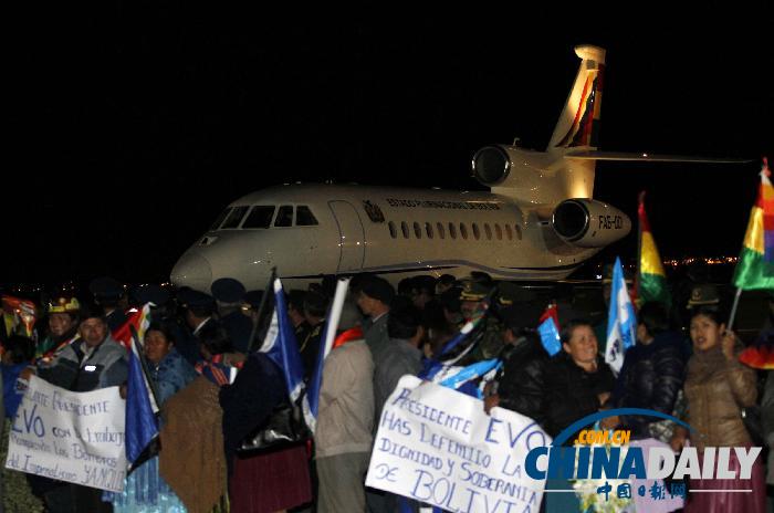 玻利维亚总统乘专机回国 支持者热烈欢迎（组图）