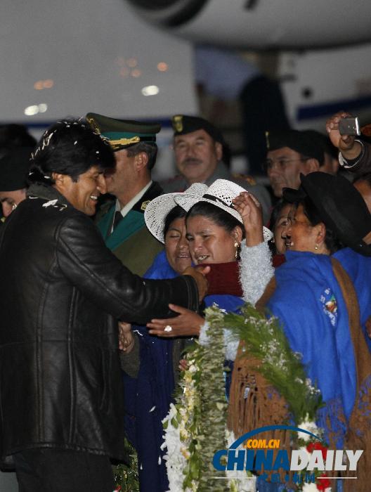 玻利维亚总统乘专机回国 支持者热烈欢迎（组图）