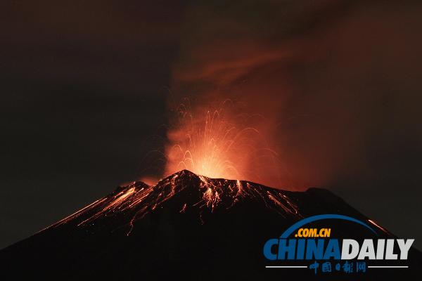 墨西哥火山喷发火山灰 致大量美赴墨航班被取消