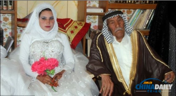 伊拉克92岁农民迎娶22岁娇妻 与两个孙子同日结婚