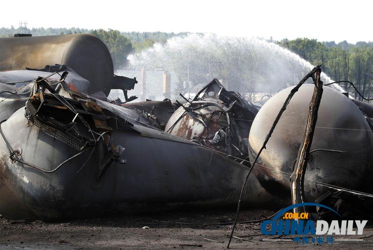 组图：加拿大油罐列车出轨爆炸五死数十伤 总理赴现场