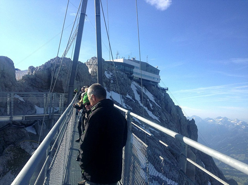 奥地利400米悬崖上修建悬空吊桥