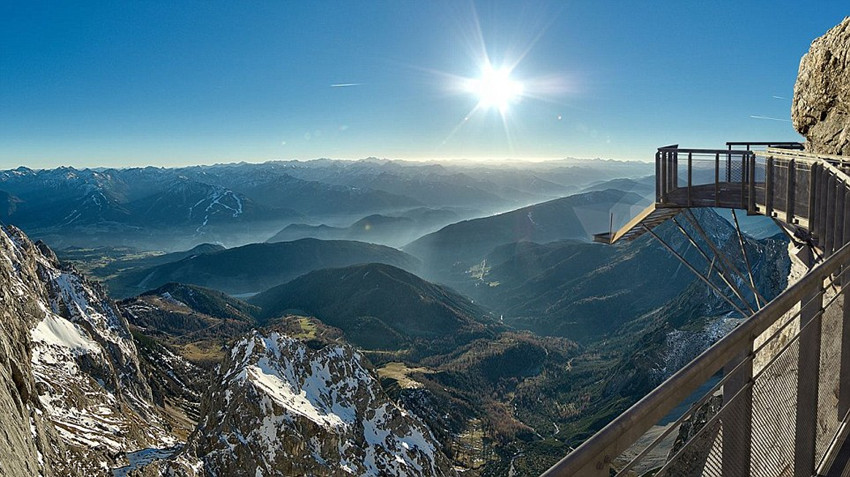奥地利400米悬崖上修建悬空吊桥