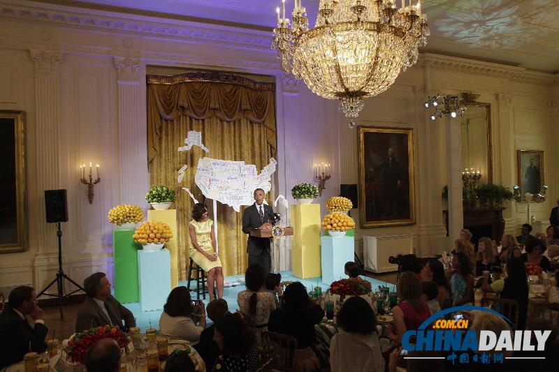 米歇尔白宫办儿童国宴 奥巴马助阵抱怨“不公平” 