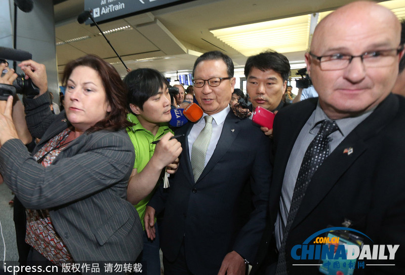 韩亚航空社长抵旧金山 遭媒体围堵寸步难行（组图）