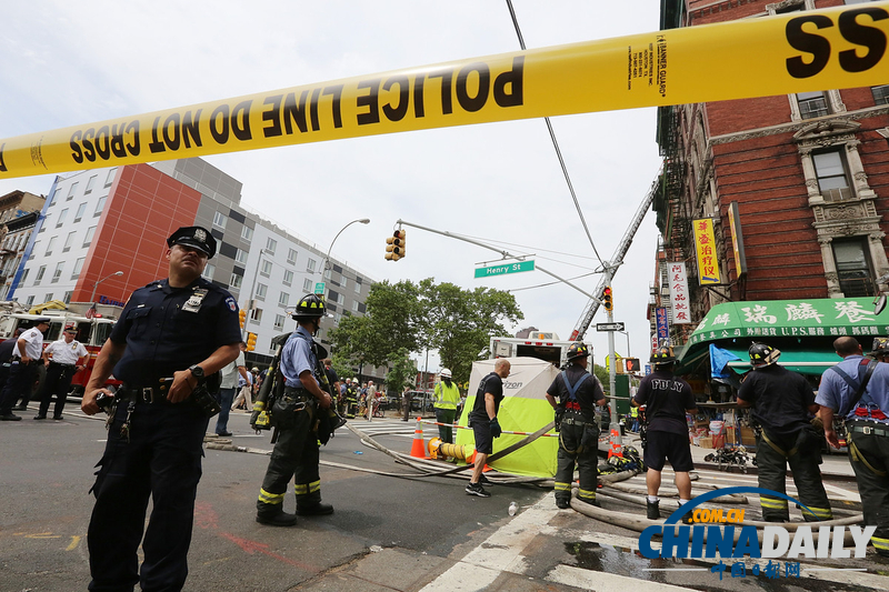 纽约唐人街华人商铺区爆炸起火 十余人受伤