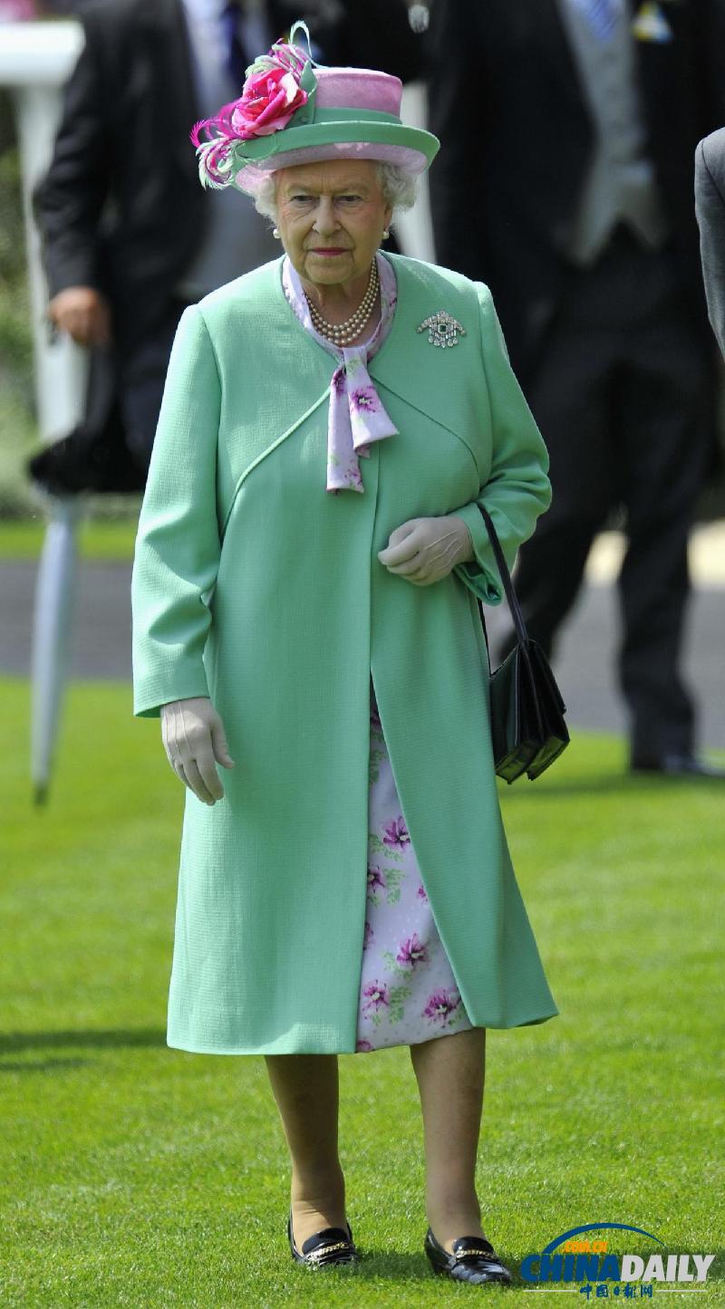 彩虹女王：盘点英国女王夏日靓丽着装（组图）