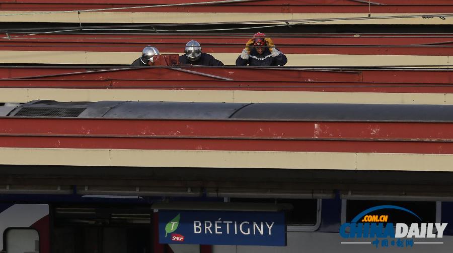 法国火车脱轨致6人死亡22人重伤 奥朗德赴现场视察