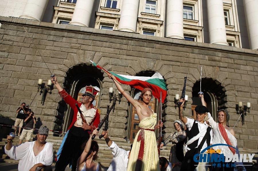 保加利亚民众扮法国大革命革命者示威 要求政府下台