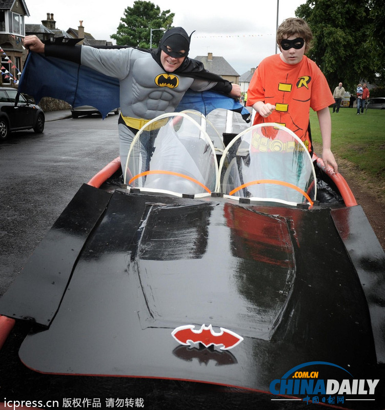 英国父子共同打造蝙蝠车 大玩“角色扮演”超拉风