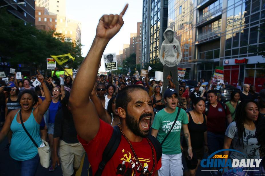 数千人聚集纽约时报广场 抗议协警枪杀黑人被判无罪