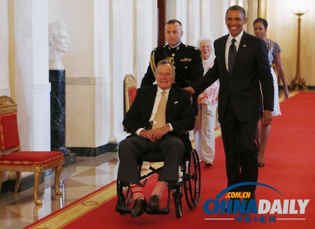 老布什坐轮椅白宫颁奖 脚穿红白条纹袜