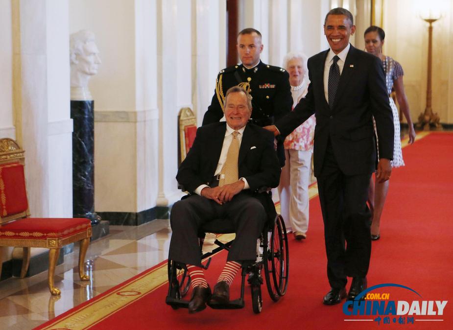 图：奥巴马颁奖表彰志愿者 创立人老布什坐轮椅出席