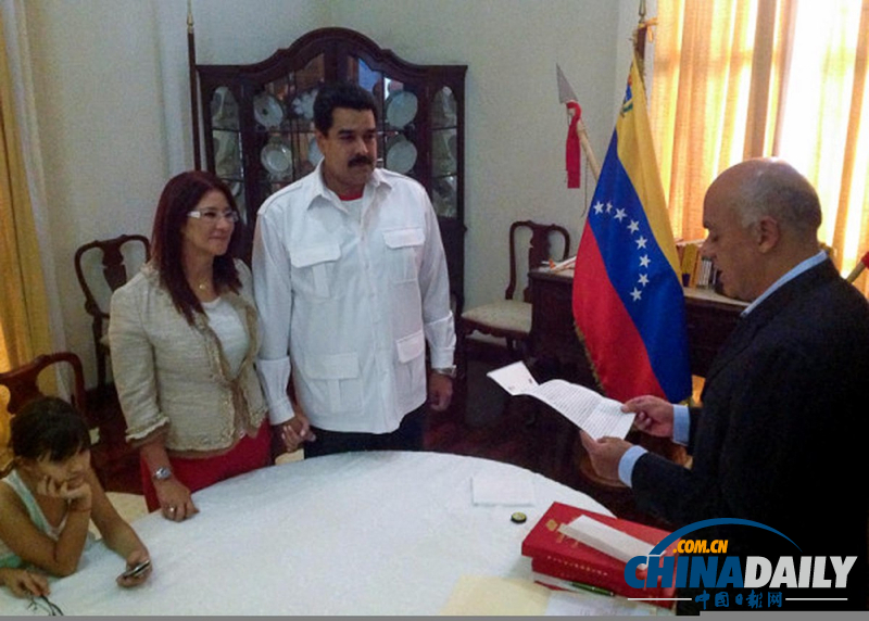 委内瑞拉总统宣布完婚 新娘年长近10岁（组图）