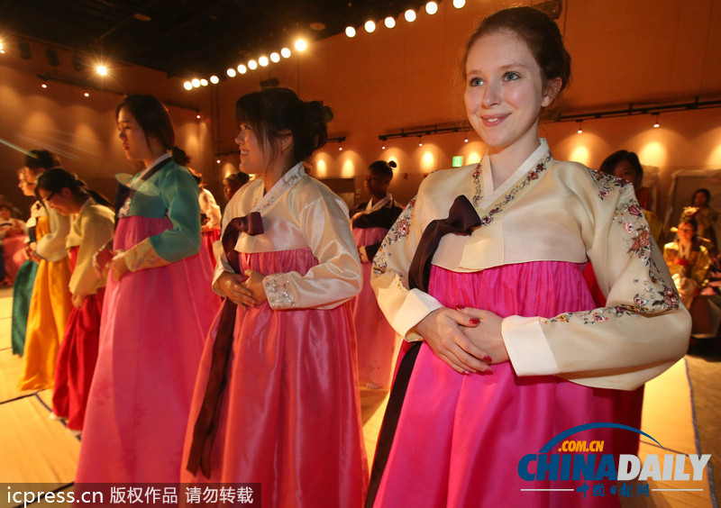 美翻了！韩国女子大学留学生穿韩服学行礼（高清组图）
