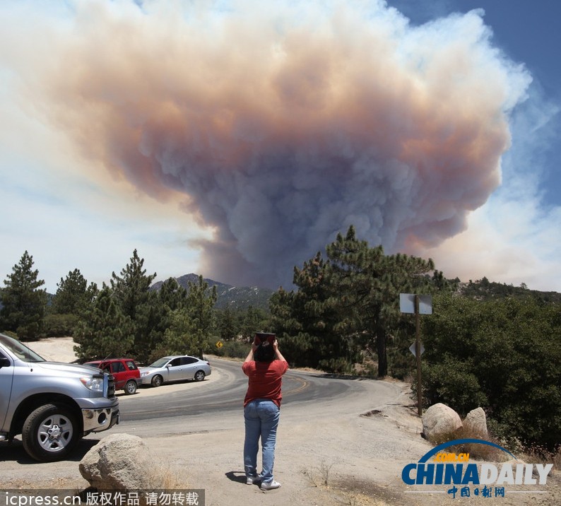 组图：美国加州南部山火肆虐 烟尘滚滚酷似蘑菇云