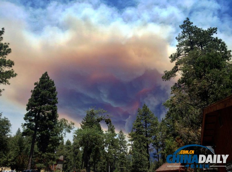 组图：美国加州南部山火肆虐 烟尘滚滚酷似蘑菇云
