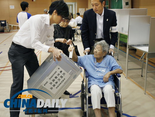 日本执政党已获得70个以上议席 民主党惨败